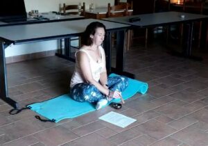 Nathalie Bouvier guidant une méditation de groupe à l'aide du bol chantant