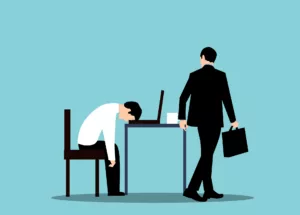 Personne fatiguée au bureau. La fatigue est un symptôme potentiel  du besoin de nettoyage énergétique